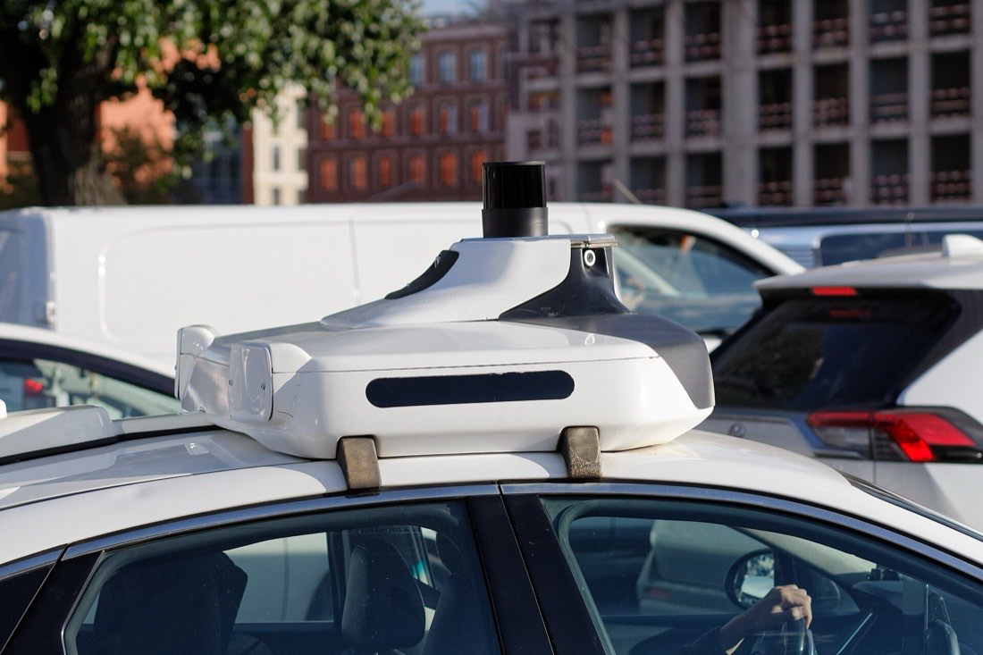 Roof-mounted lidar and camera sensor unit on an autonomous vehicle